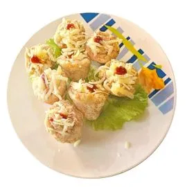 Tostones rellenos con atún y queso, servido como aperitivo crujiente y sabroso. islagrande.com