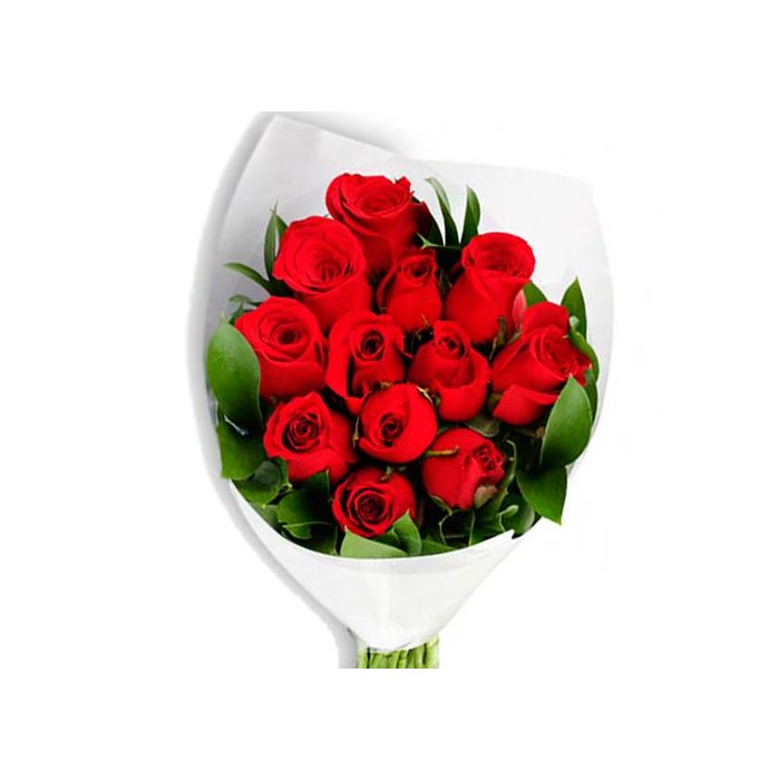 Muy vistoso ramo de 12 rosas rojas, envuelto en celofan blanco, para las chicas, madres y abuelas de su vida. islagrande.com